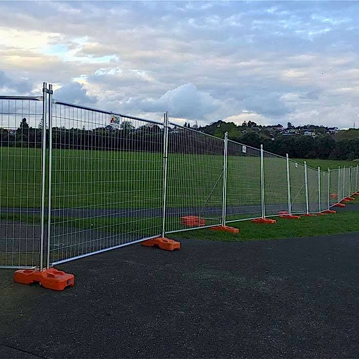 Australia temporary fence is placed between the lawn and the road.