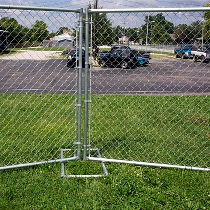 Temporary chain link fence is used to build parking lots for temporary parking.